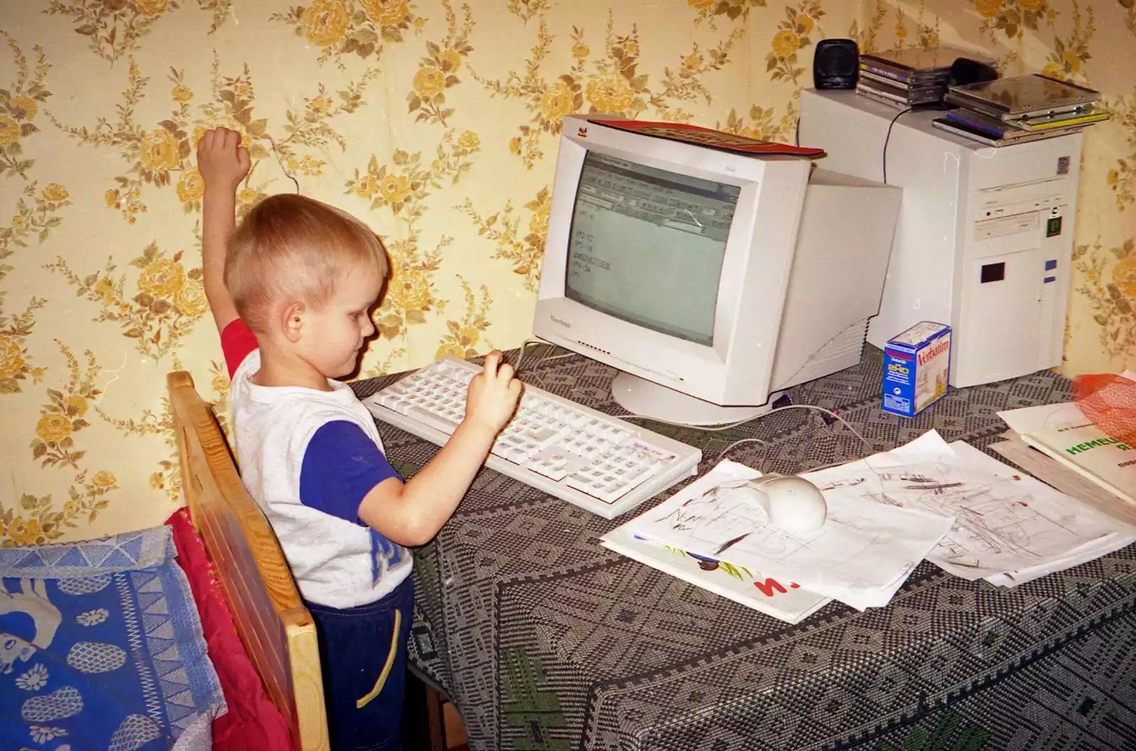 小时候的 Vitalik 玩弄 IBM，图片源自 Vitalik 博客