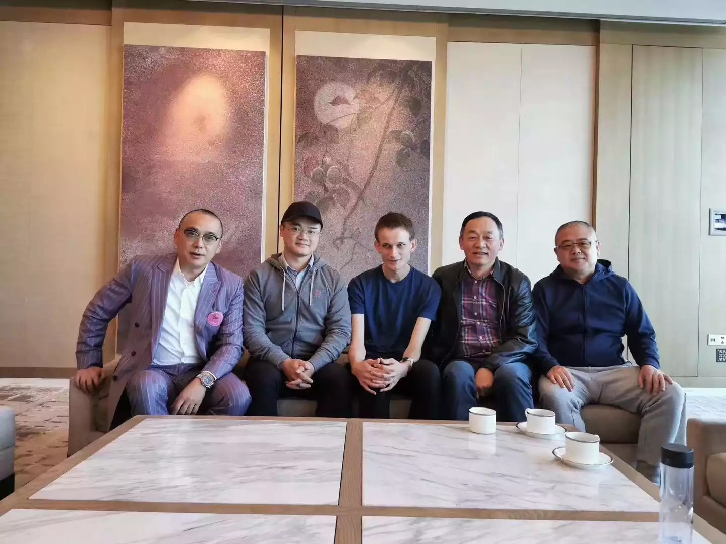 2019 年 10 月，Dragonfly 主办加密峰会，Dragonfly 创始人冯波、美团 CEO 王兴、Vitalik 以及万向肖风，图片源自网络