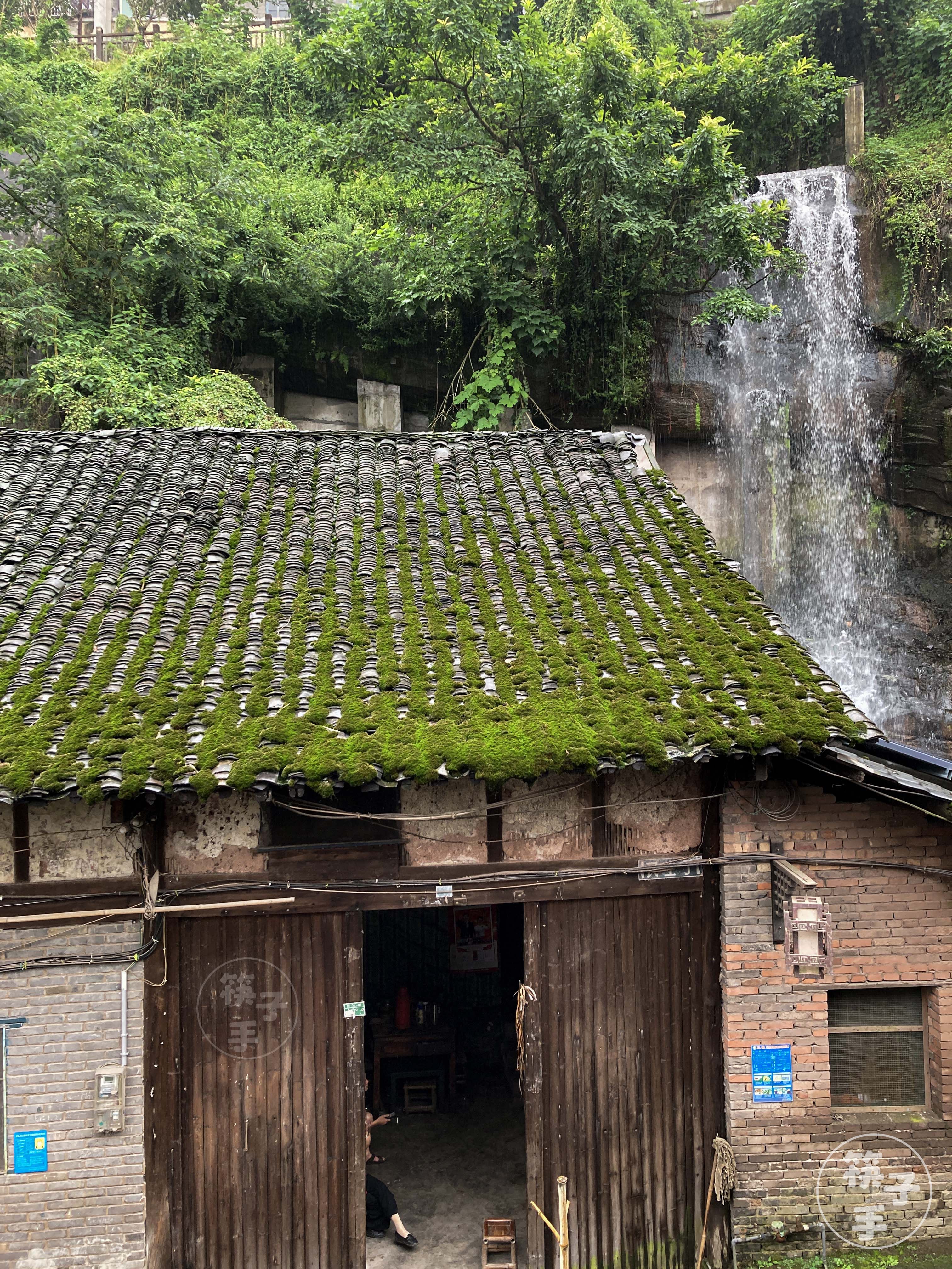 屋后是瀑布、屋前是长江、屋顶上满青苔