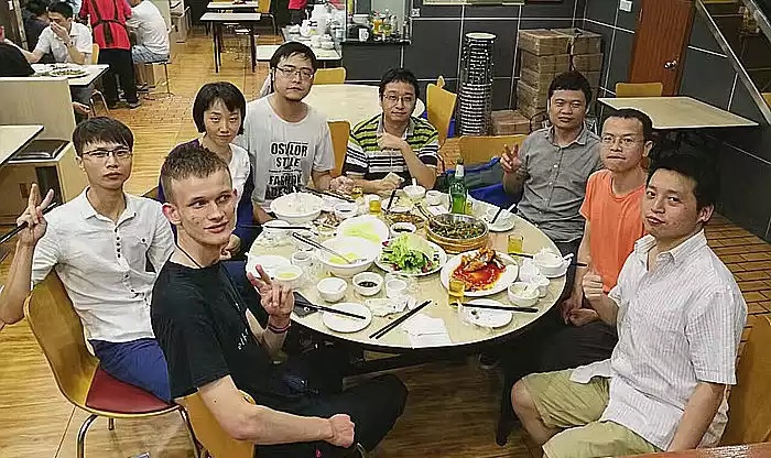 Vitalik 与申屠青春等早期中国开发者吃饭，图片源自网络
